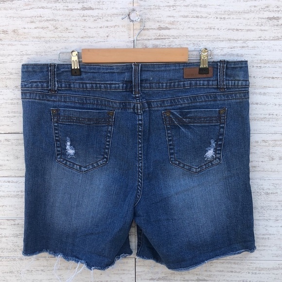 C’ Est Toi Distressed Shorts | SIZE 3XL - Picture 2 of 9